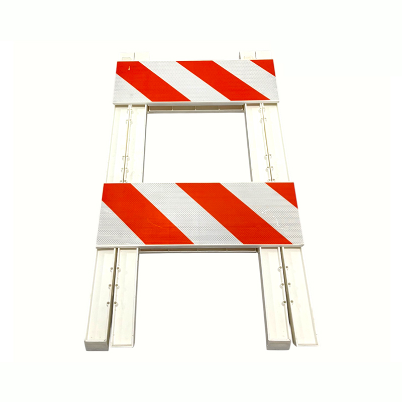 Rào chắn giao thông khung chữ A bằng nhựa có tấm phản quang cấp kỹ thuật