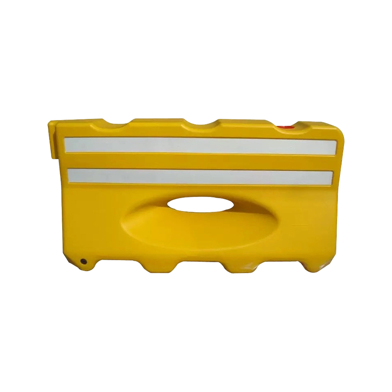 Rào chắn giao thông bằng nhựa chứa đầy nước lồng vào nhau để đảm bảo an toàn đường bộ
