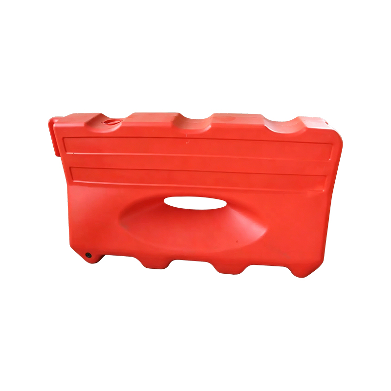 Rào chắn giao thông bằng nhựa chứa đầy nước lồng vào nhau để đảm bảo an toàn đường bộ